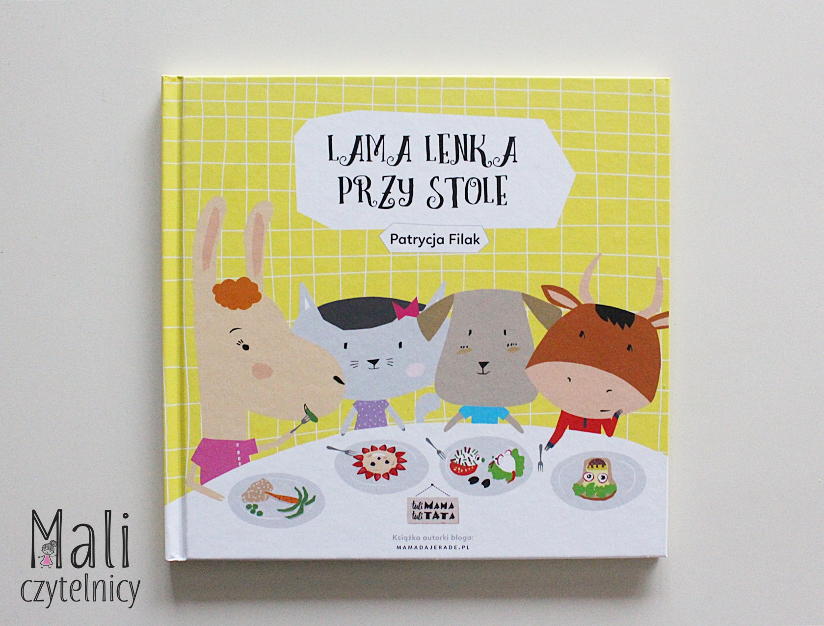 Lama Lenka przy stole