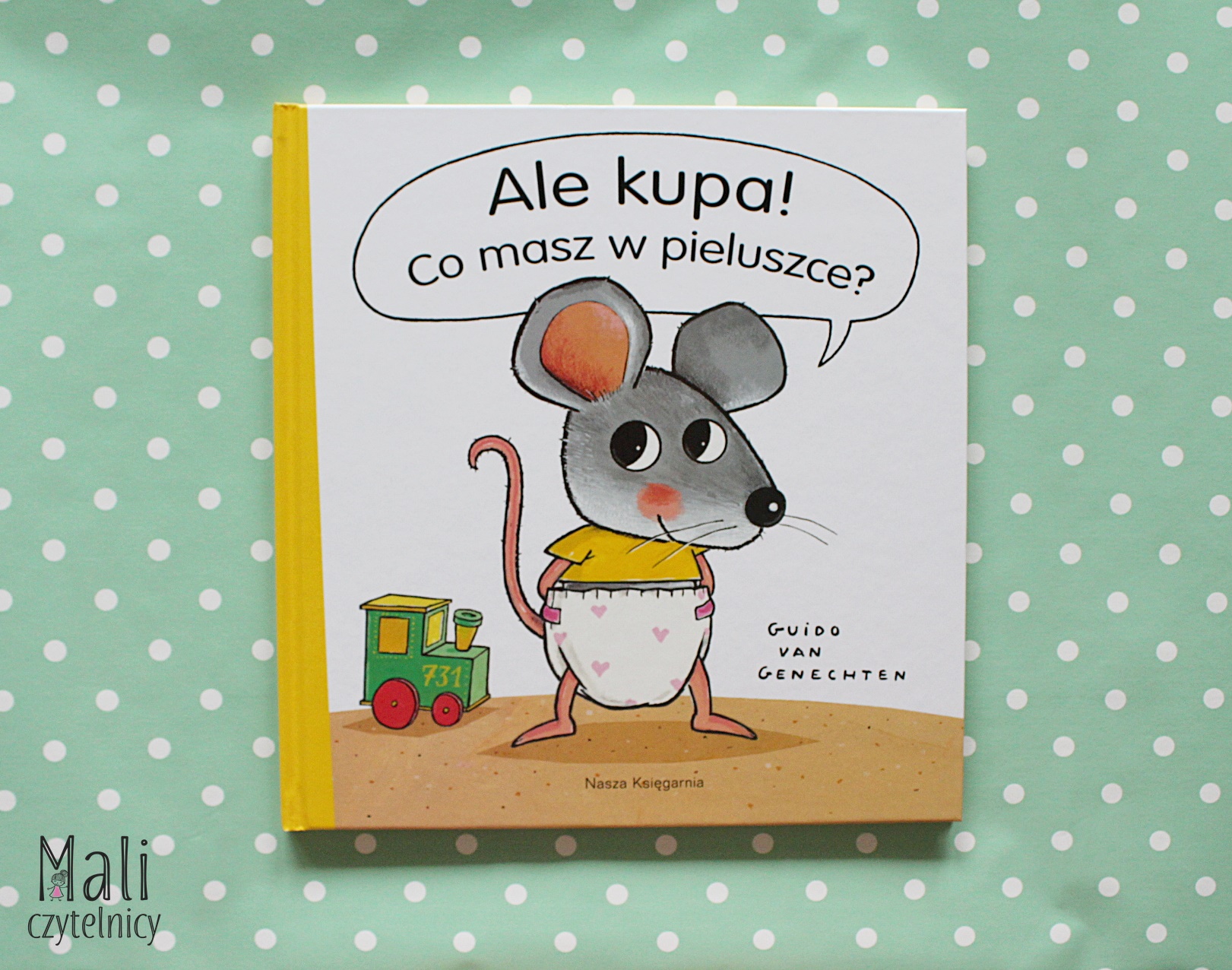 Ale kupa! Co masz w pieluszce?