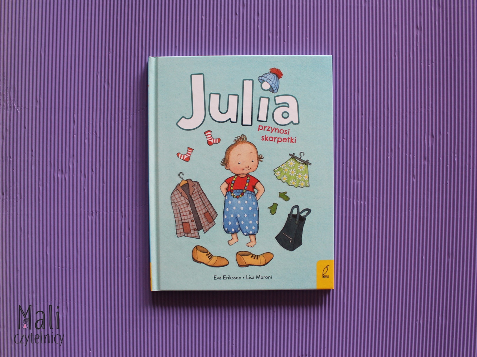 Julia przynosi skarpetki