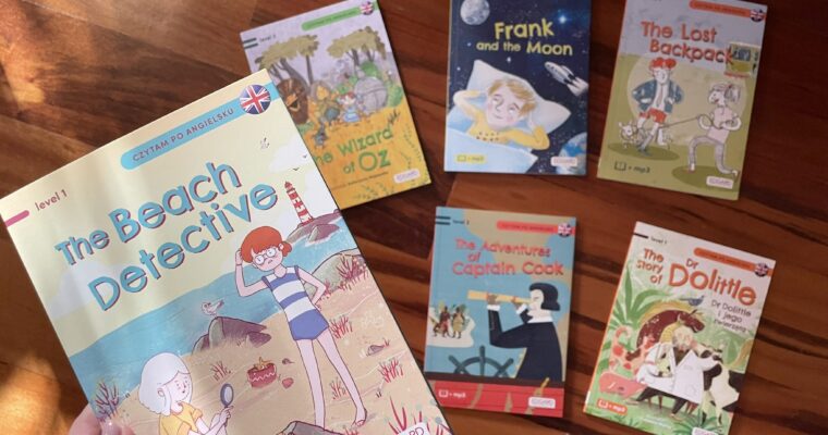 Seria Czytam po angielsku: The story od Dr Dolittle, Dr Dolittle i jego zwierzęta / Frank and the Moon, Frank i Księżyc / The Lost Backpack, Zagubiony plecak/ The Beach Detective, Detektywka na plaży / The Wizard of Oz, Czarnoksiężnik z Krainy Oz / The Adventures of Captain Cook, Przygody Kapitana Cooka