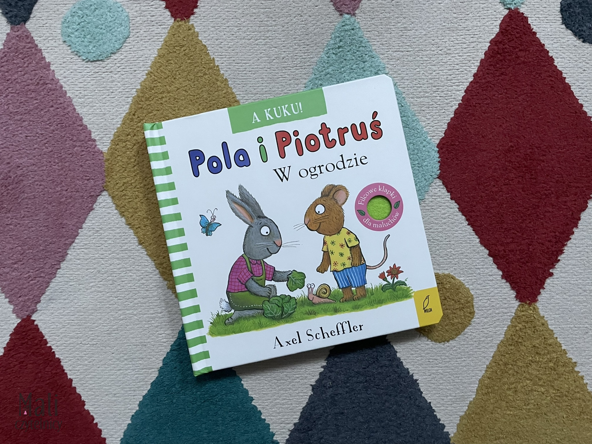 W ogrodzie. A kuku! Pola i Piotruś